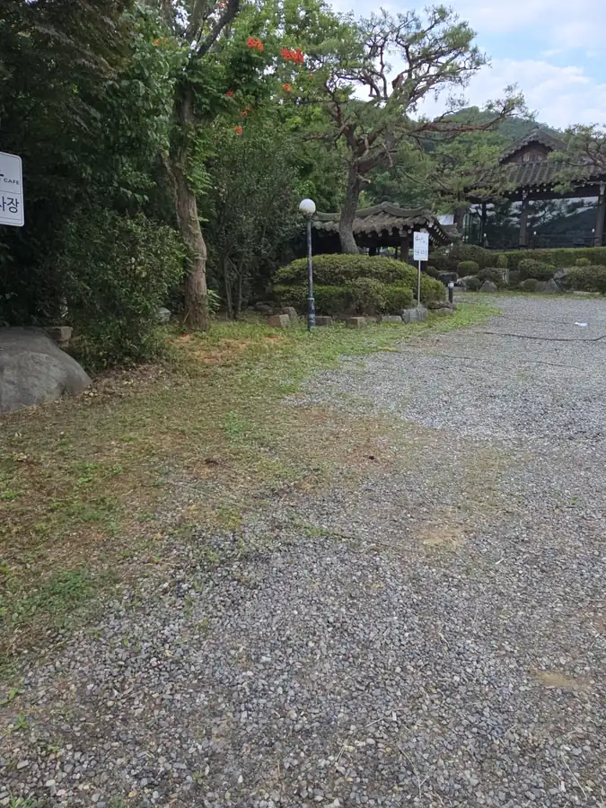 구획선 없는 한옥카페 자갈마당을 옆에서 본 방문 전 모습