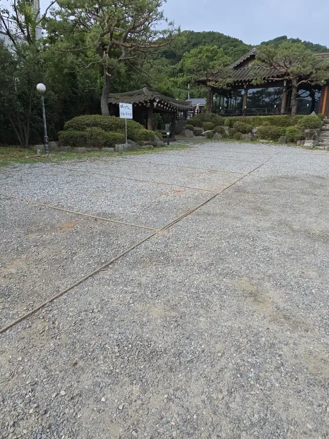 구획 로프 교차점에 드릴로 고정 구멍을 뚫는 작업자