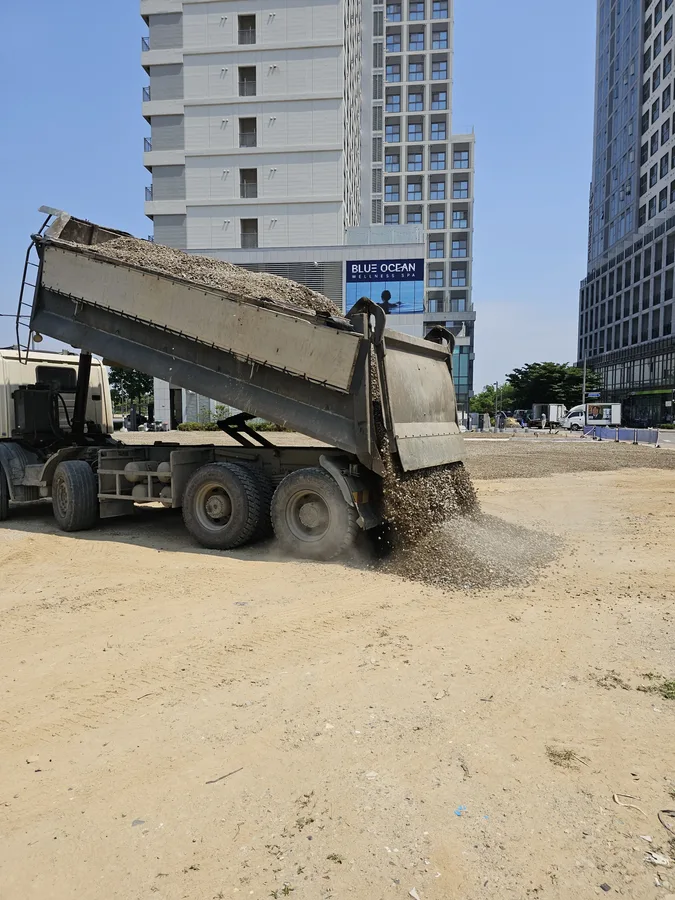 다짐 작업이 마무리 단계에 이른 도심 공터 부지 전경