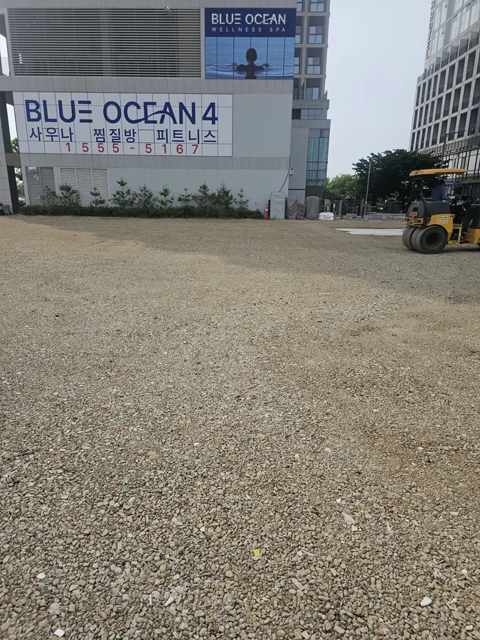 도심 공터 굴착 정지·잡석 다짐 주차장 바닥 조성 완료 후 전경
